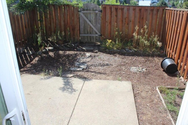 Building Photo - Beautiful 3 Bed/ 2.5 Bath Townhome w/ Gas ...