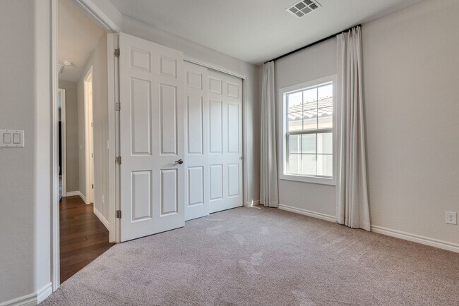 Building Photo - Stunning Summerlin Rental on Private Cul-d...
