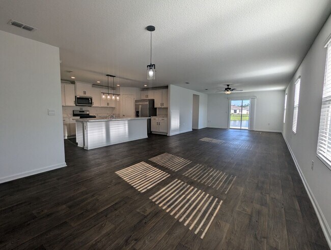 Building Photo - This is for an 18mo LEASE!! ENTRADA SUBDIV...
