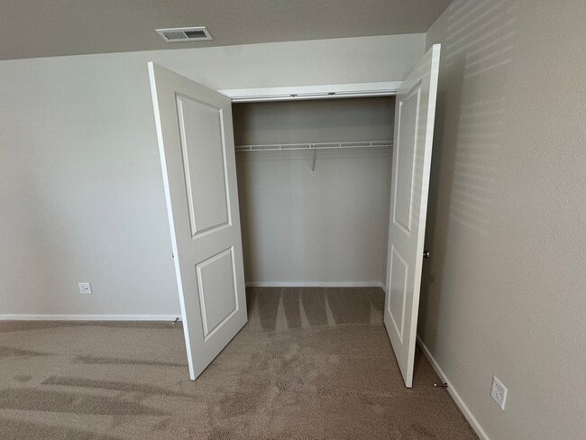 Building Photo - 5 bedroom House in Northeast Salem!
