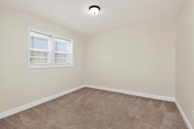 Building Photo - Lovely Two Bedroom Condo in Cotswold!