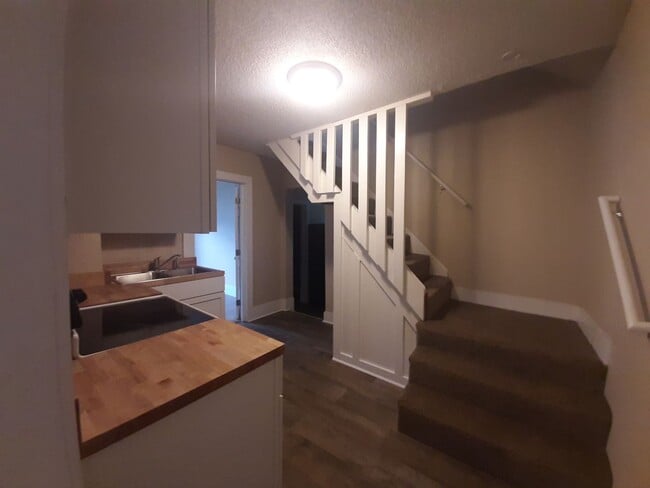 Building Photo - 3 Bedroom, 1 Bathroom home with new kitchen!
