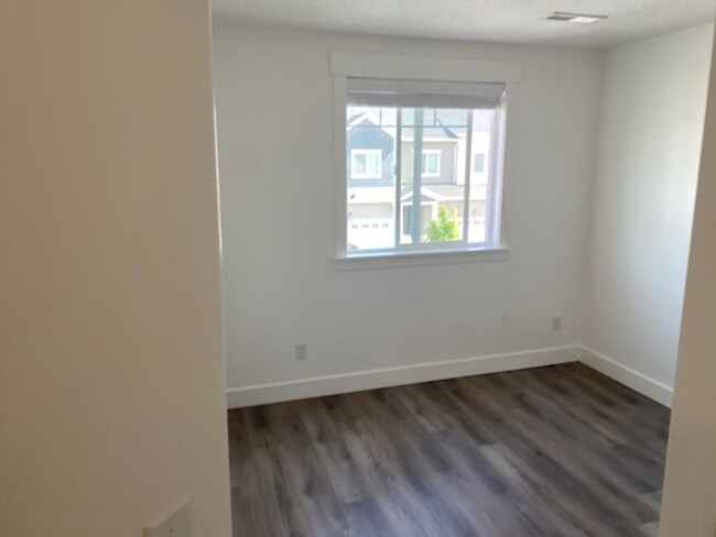 Building Photo - Pet Friendly Spacious Lehi Townhome