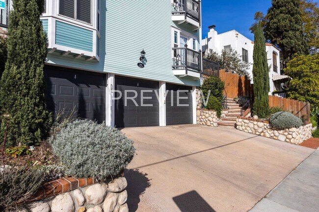Building Photo - STUNNING TOWNHOME 2 BED 2.5 BATH 2 CAR GARAGE NORTH PARK/HILLCRES