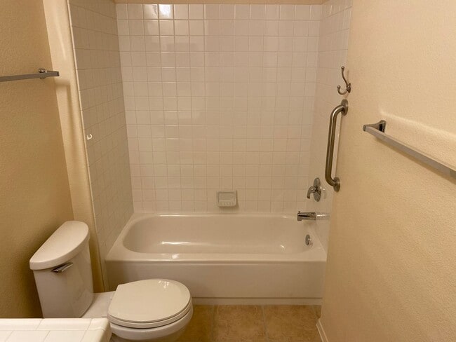 Building Photo - SE!!! Gated!! 2 Bedroom 1st Floor with Bal...