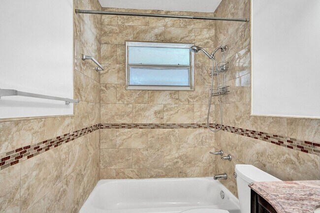 Building Photo - Beautiful 3 bedroom 2 bath Home in Miramar...