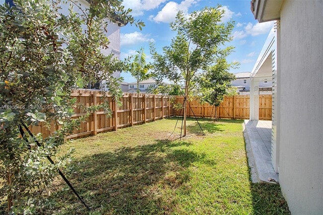 Building Photo - 879 SE 26th Ter