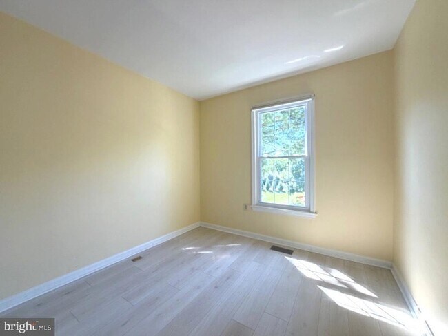 Building Photo - 5406 New London Dr