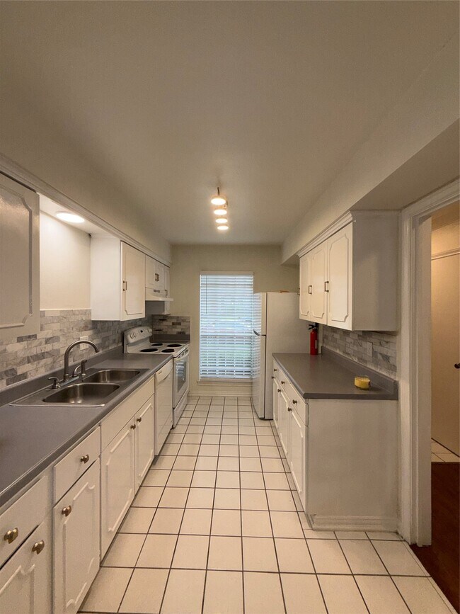 Building Photo - 2039 Winrock Blvd