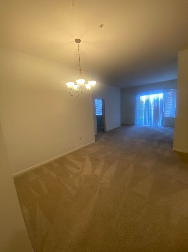 Building Photo - Stunning Top Floor View Condo at Park Avenue!