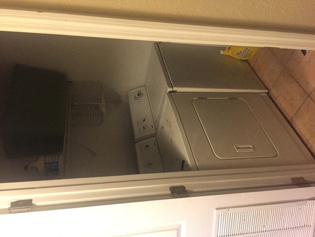 washer/dryer - 847 W Georgia St
