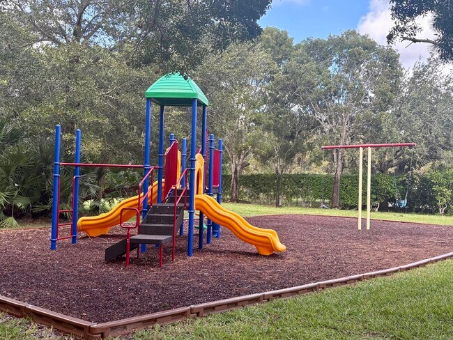 Building Photo - 900 Crestwood Ct S