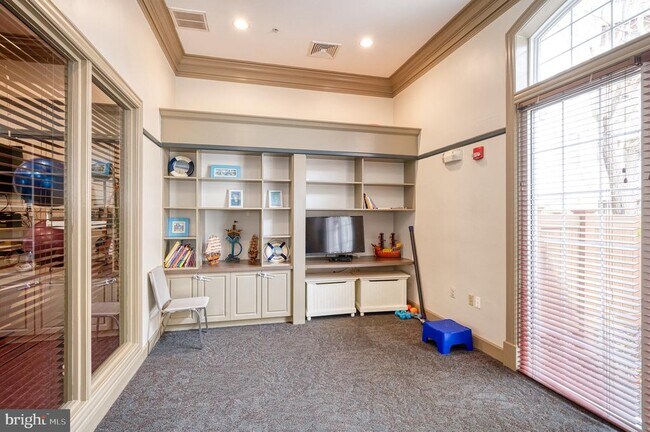 Building Photo - 400 Symphony Cir