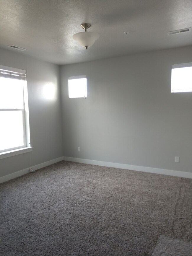 Building Photo - Rent Luxury! 3 bdrm. 2 bath South Jordan c...