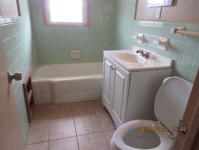 Building Photo - Great Home located close to shopping, rest...