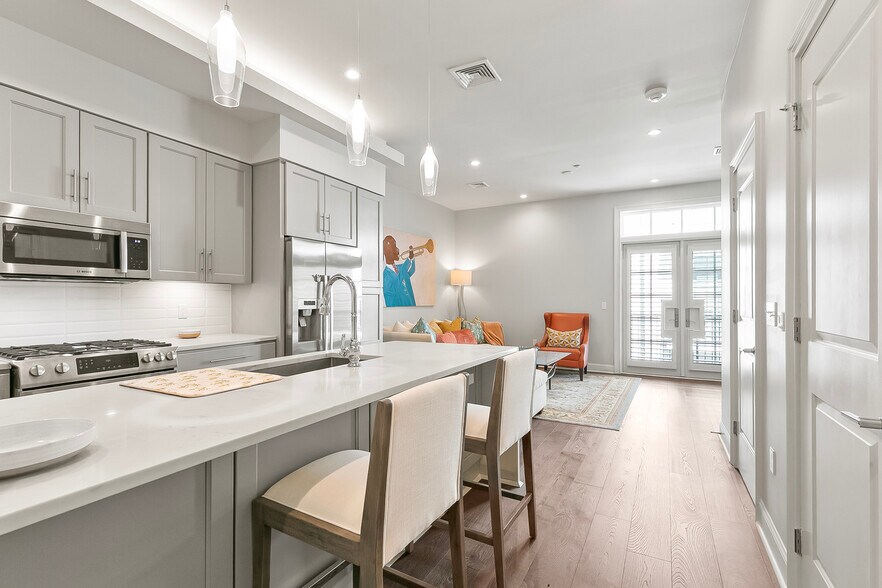 Building Photo - 731 Saint Charles Ave