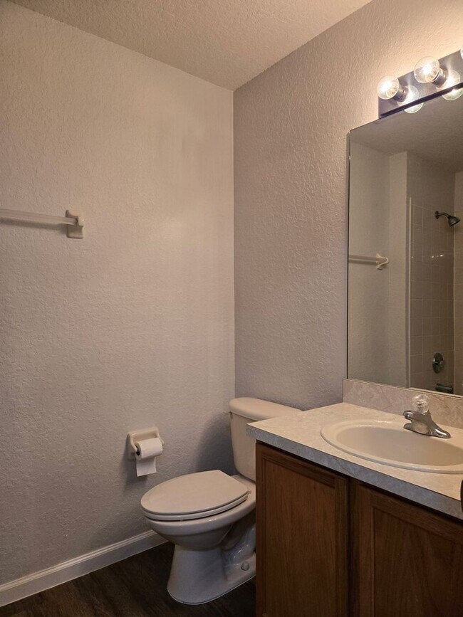 Building Photo - Spacious 3 bedroom, 2.5 bath townhouse in ...