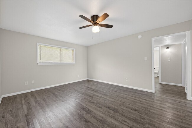 Building Photo - 427 Hollyvale Dr