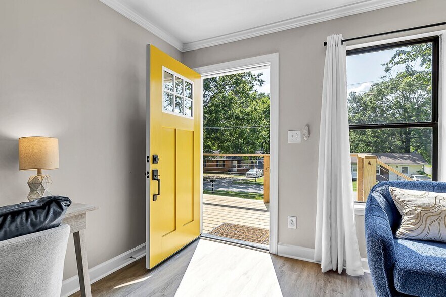 Building Photo - 703 2nd St