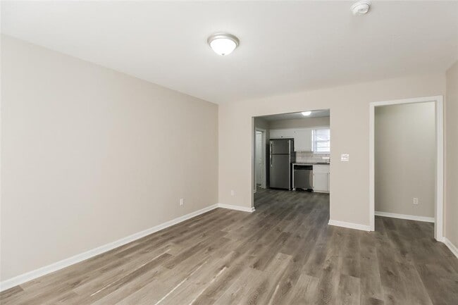 Building Photo - 929 W Idylwild Dr