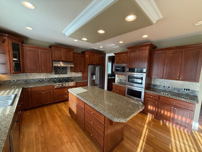 Building Photo - Stunning large 3 bedroom plus bonus rooms ...