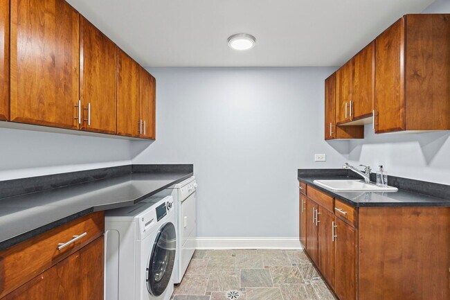 Building Photo - 4322 N Hermitage Ave