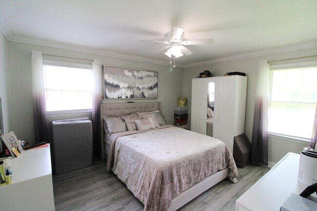 Building Photo - 3 Bedroom Brick Ranch in Idlewild Farms