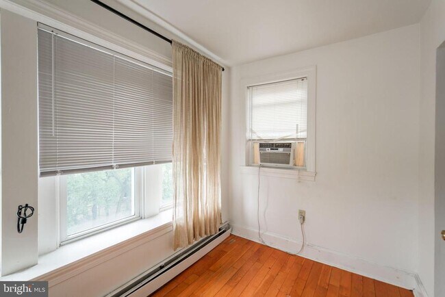 Building Photo - 400 N 32nd St