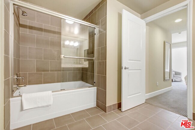 Building Photo - 589 Americana Way