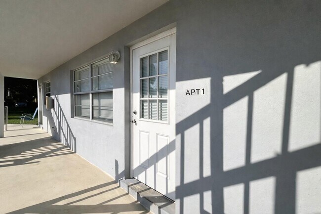 Building Photo - 4130 SW 20th St