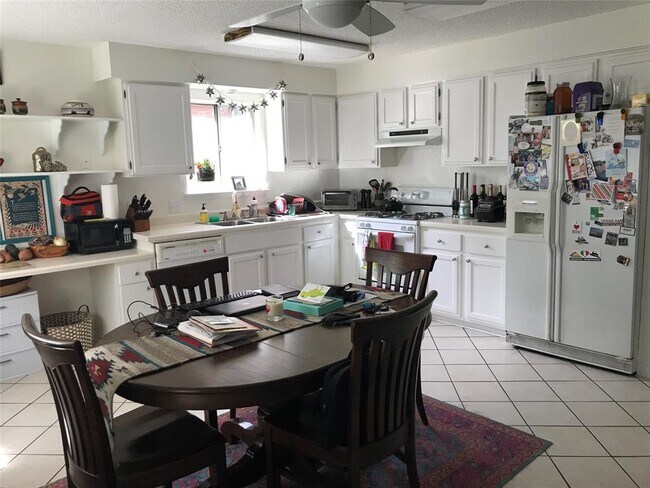 Building Photo - 2602 Hidden Oaks Dr