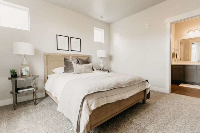 Building Photo - 664 N 380 W