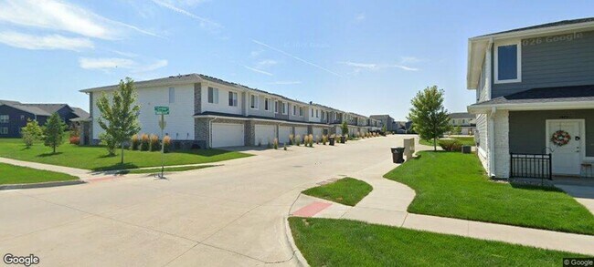 Building Photo - Beautiful 3BR 2.5ba Townhome in Waukee, IA