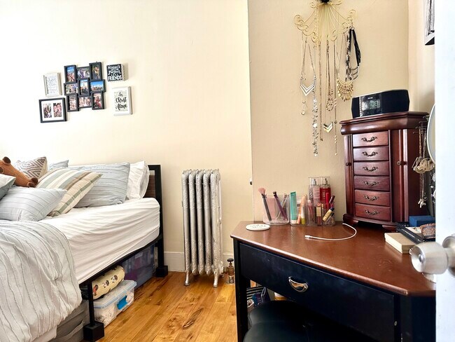 Building Photo - 108 Myrtle St