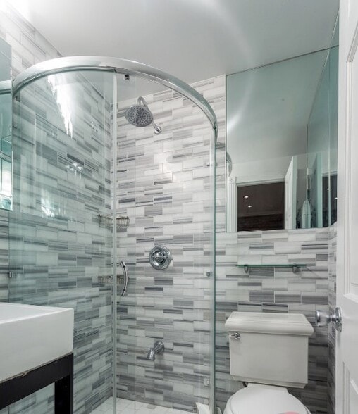 Building Photo - 422 E 9th St