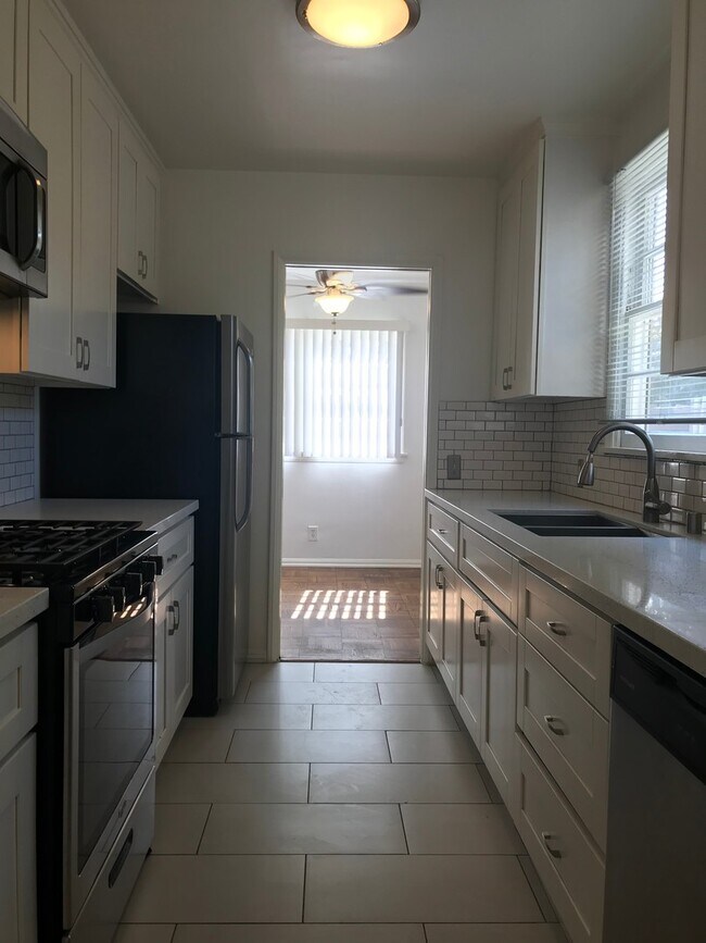 Building Photo - 2709-2711 Broadway Ave