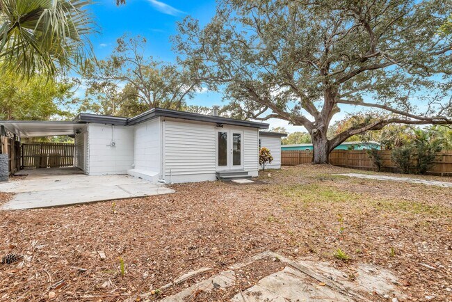 Building Photo - Large 3bdrm/2bath Home with garage & carpo...