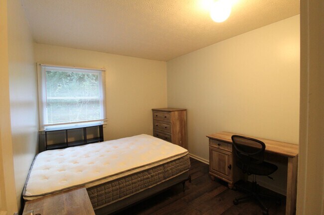 Building Photo - 1212 Mountain View Dr