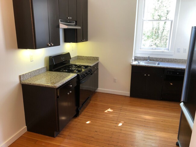 Building Photo - Huge top floor SF flat w/hardwood floors, ...