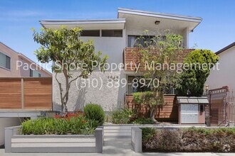 Building Photo - Charming Upper-Level One Bedroom with Priv...