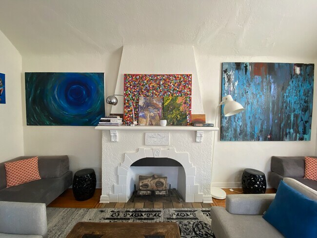 living room - 618 N La Jolla Ave