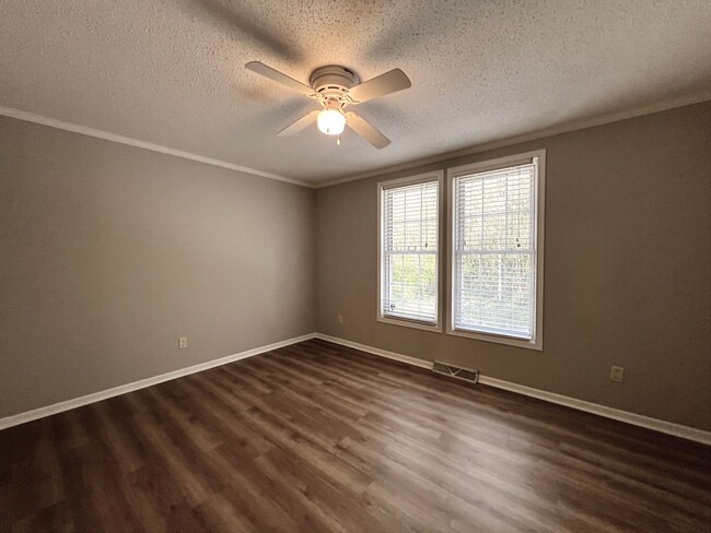 Building Photo - 3-Bed, 2-Bath home in N. Asheville!