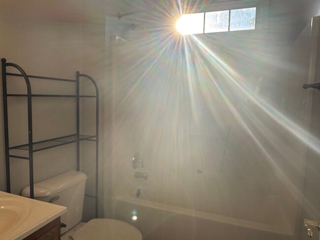 Building Photo - Charming Cul-de-Sac Home