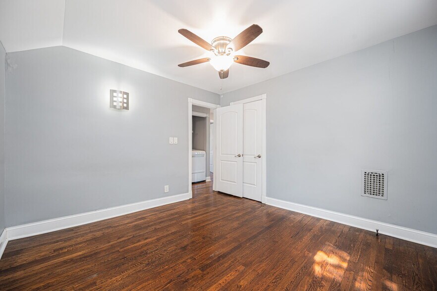 Building Photo - 906 S Champion Ave