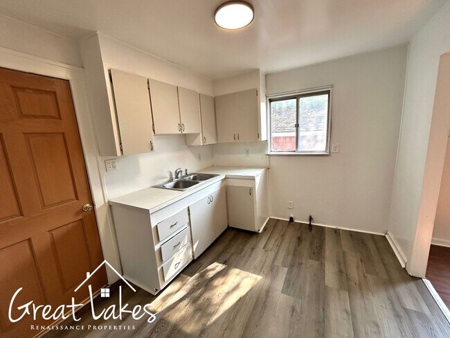 Building Photo - Charming 2 Bedroom 1 Bathroom now availabl...