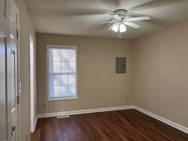 Building Photo - 373