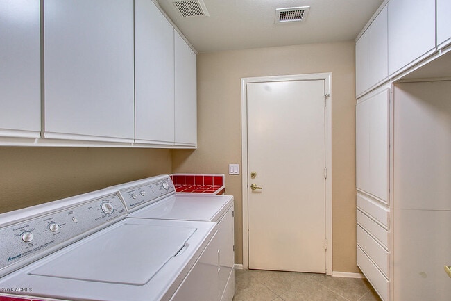 Building Photo - 5951 W Park Ave