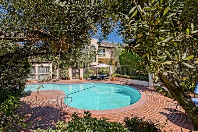 Building Photo - BRIGHT & AIRY, REAR-UNIT TOWNHOUSE W/ SPACIOUS PATIO, BALCONY & HUGE 2-CAR GARAGE IN GATED COMMUN...