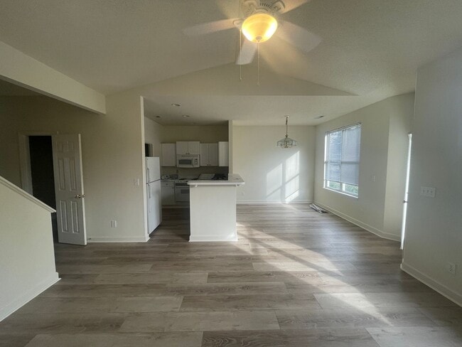 Building Photo - Greenway Village 2 Bedroom Townhome