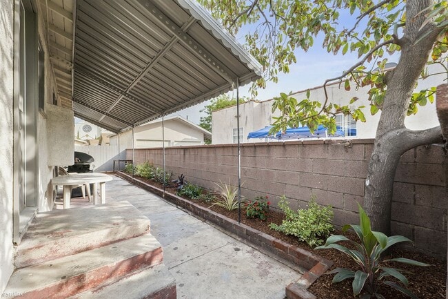 Building Photo - 2 br, 1.5 bath Duplex - 1160 North Fries A...